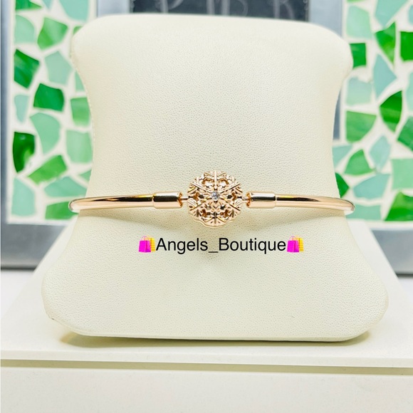 New Pandora Winter 2022 Rose Gold Moments Sparkling Snowflake Clasp Bangle - Picture 1 of 10